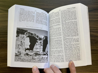 Zondervan Compact Bible Dictionary: A-To-Z Pocket Dictionary with over 5,000 Ent