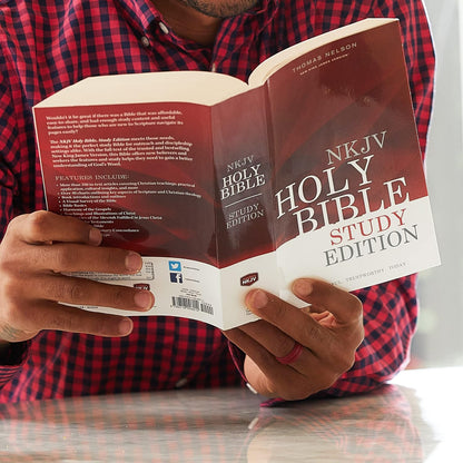 NKJV, Outreach Bible, Study Edition, Paperback: Holy Bible, New King James Versi